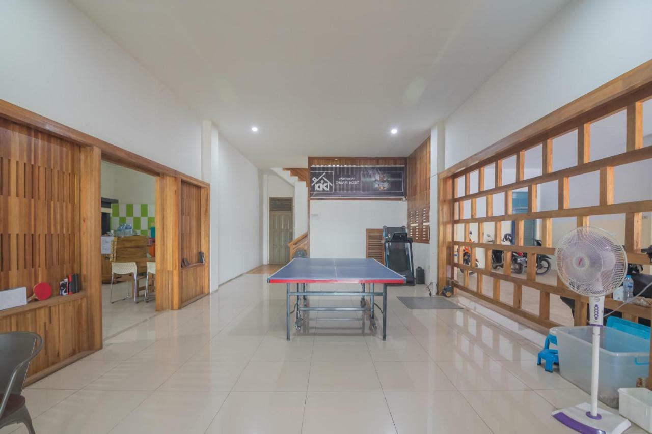 Reddoorz Near Gajah Mada Pontianak Hotel Exterior photo