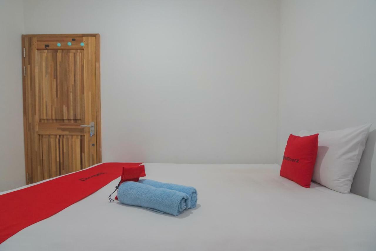Reddoorz Near Gajah Mada Pontianak Hotel Exterior photo